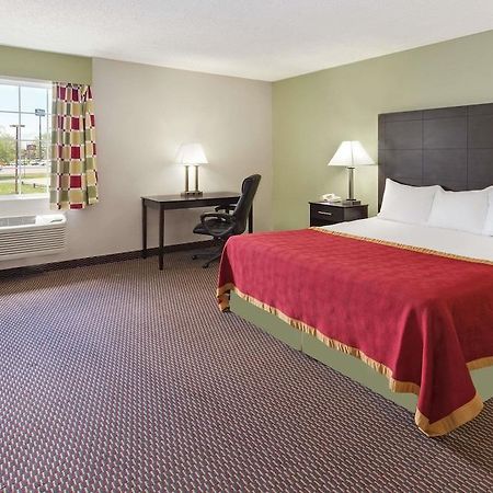 Baymont By Wyndham Beloit Hotel ภายนอก รูปภาพ