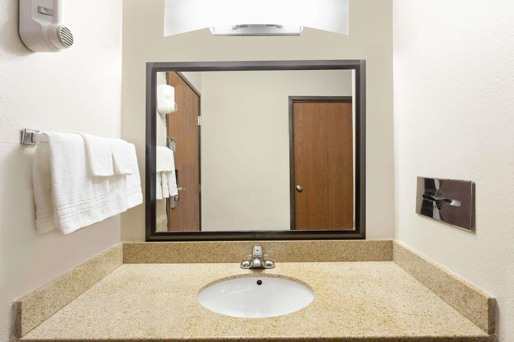Baymont By Wyndham Beloit Hotel ภายนอก รูปภาพ