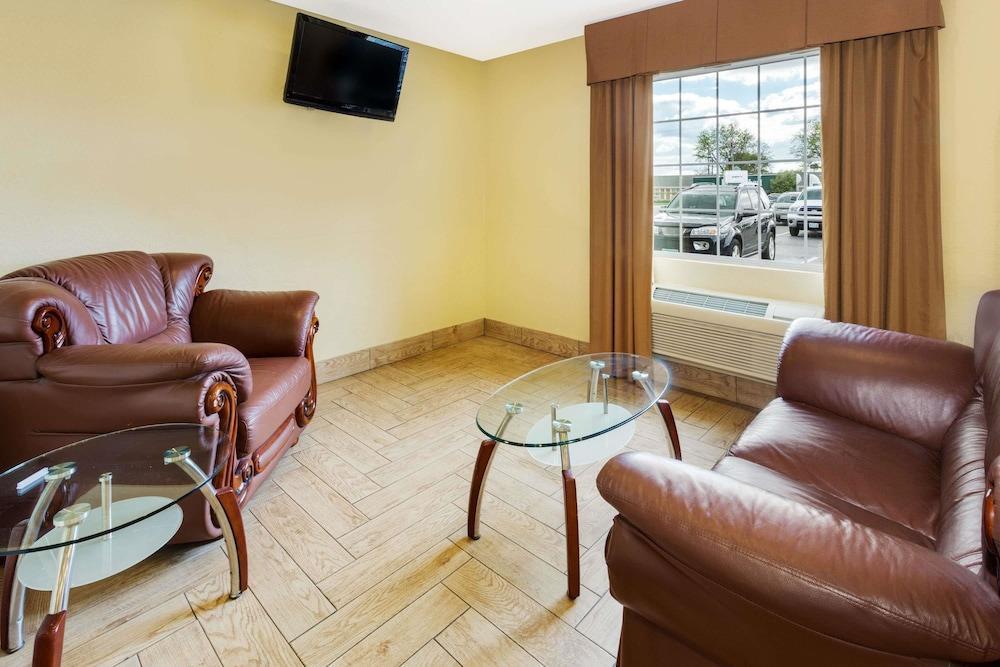 Baymont By Wyndham Beloit Hotel ภายนอก รูปภาพ