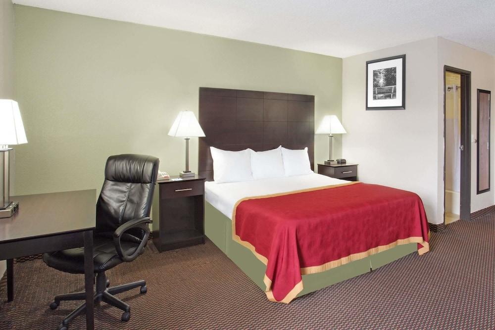 Baymont By Wyndham Beloit Hotel ภายนอก รูปภาพ
