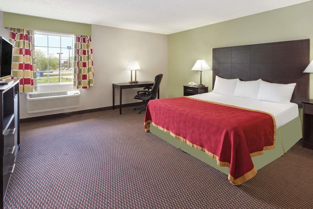 Baymont By Wyndham Beloit Hotel ภายนอก รูปภาพ