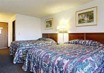 Baymont By Wyndham Beloit Hotel ภายนอก รูปภาพ