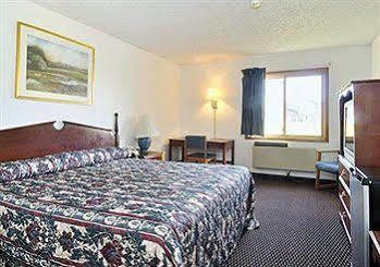Baymont By Wyndham Beloit Hotel ภายนอก รูปภาพ
