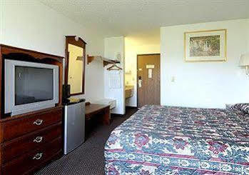 Baymont By Wyndham Beloit Hotel ภายนอก รูปภาพ